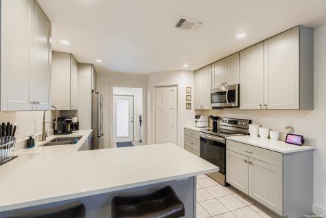 315 N Mimosa Kerrville TX 78028