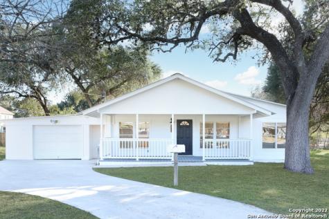 305 W Colonial Parkway Devine TX 78016