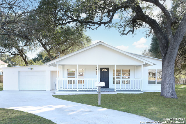 305 W Colonial Parkway Devine TX 78016