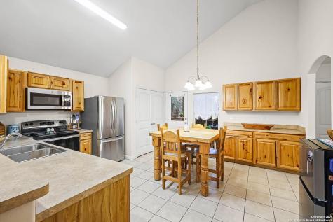 685 Rolling Hills Canyon Lake TX 78133