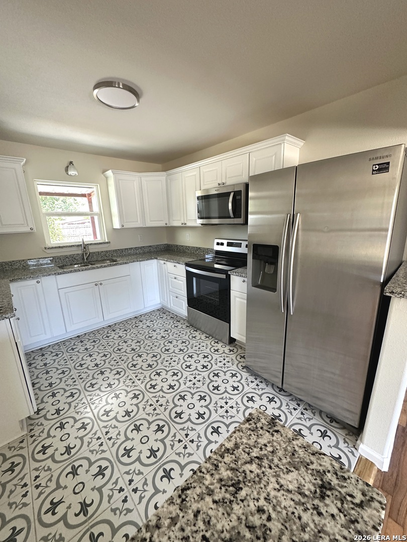 907 Dove Avenue Devine TX 78016