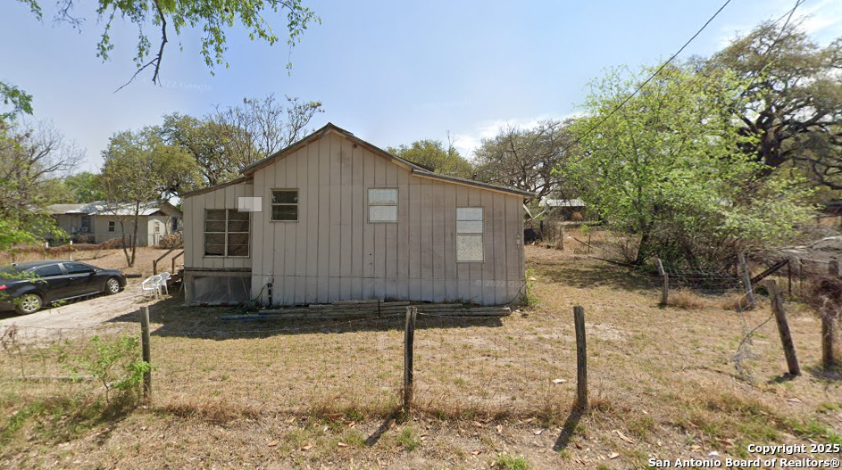 812 Flores Devine TX 78016