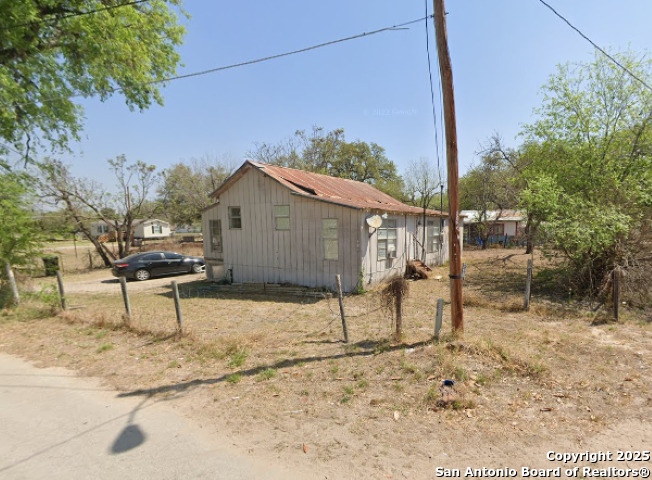 812 Flores Devine TX 78016
