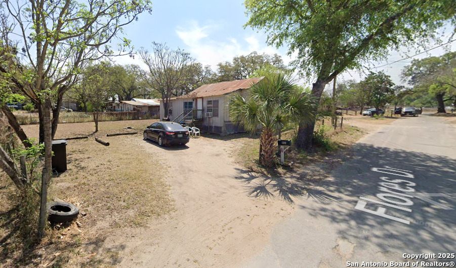 812 Flores Devine TX 78016