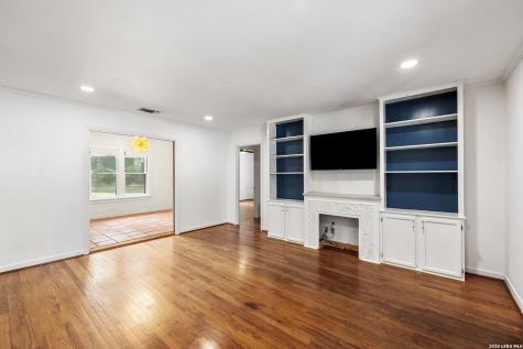 106 W Mulberry Fredericksburg TX 78624