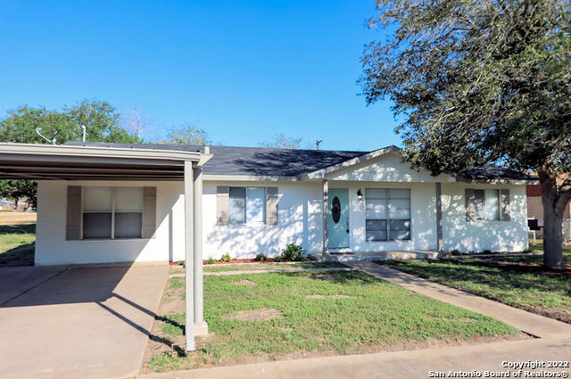1006 Burleson Street George West TX 78022