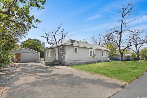 829 N Goodrich Seguin TX 78155