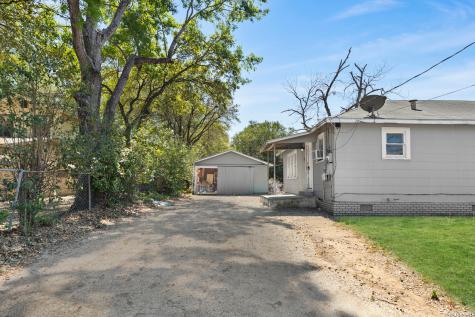 829 N Goodrich Seguin TX 78155