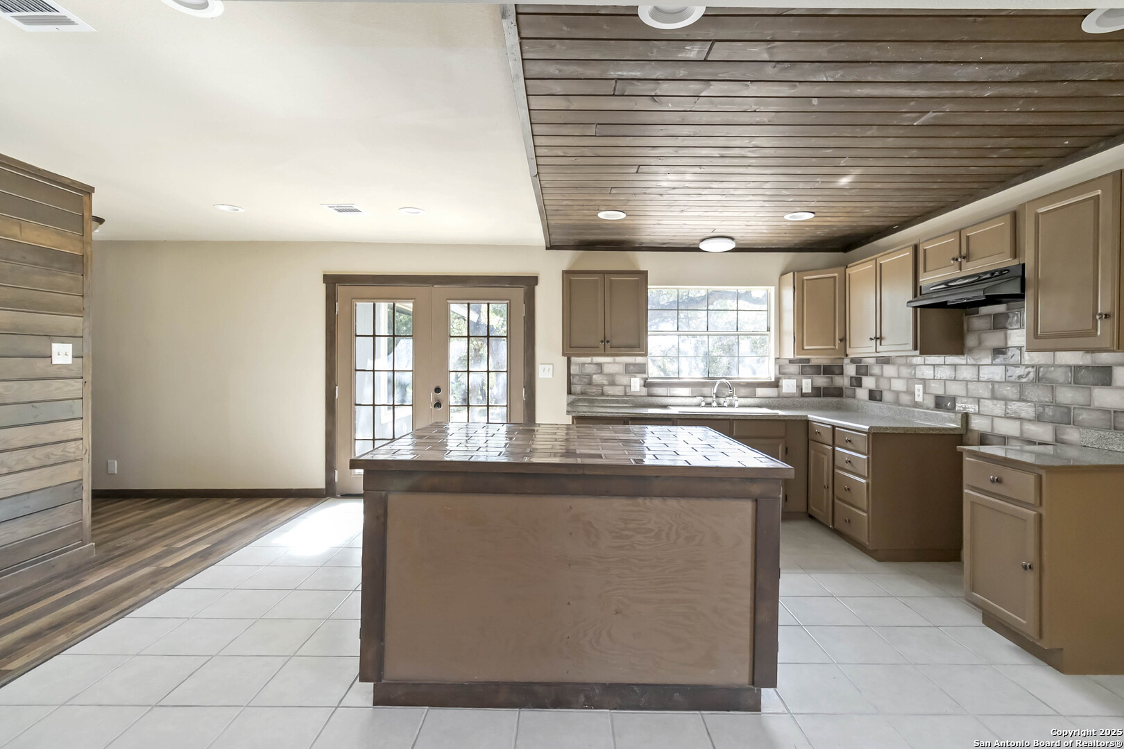1260 Comanche Bandera TX 78003