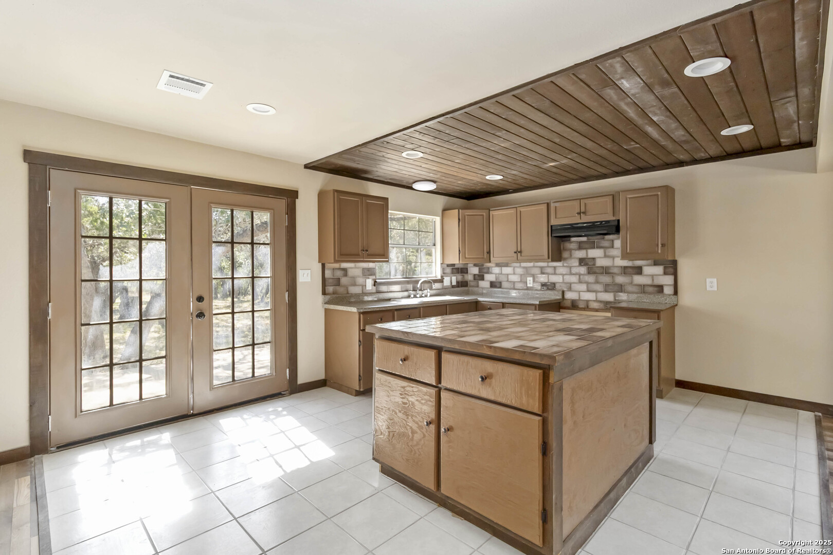1260 Comanche Bandera TX 78003