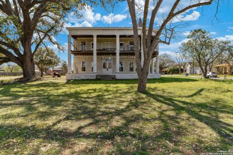 910 D Street Floresville TX 78114