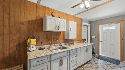 15521 E Highway 90 Kingsbury TX 78638