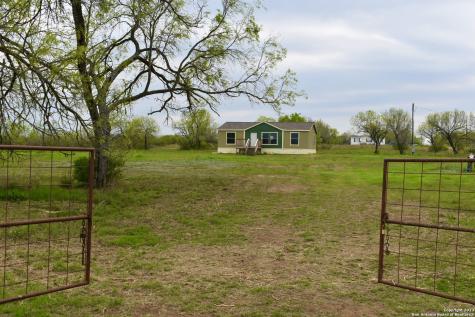 635 E County Road 304 Jourdanton TX 78026