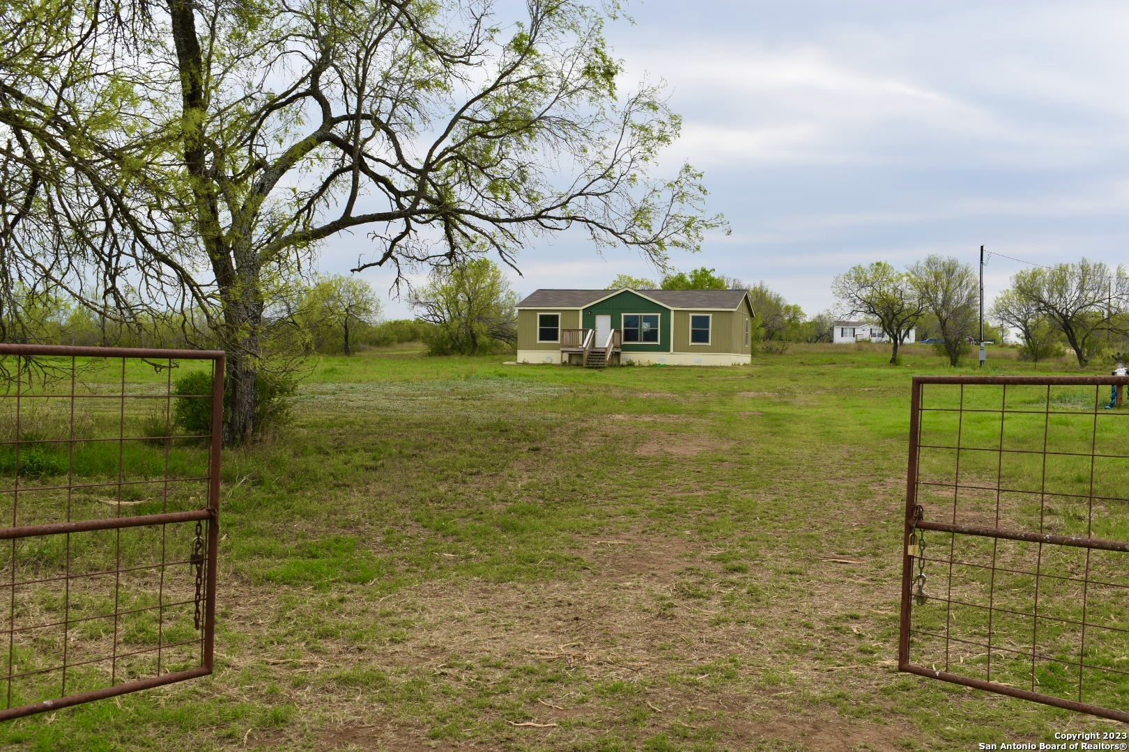 635 E County Road 304 Jourdanton TX 78026