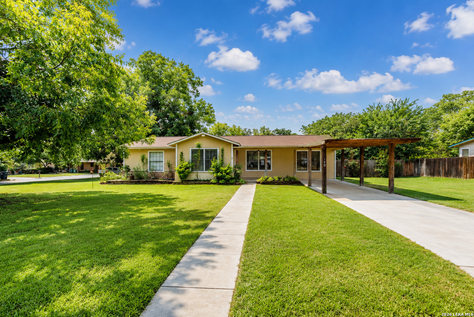 140 Hillcrest Luling TX 78648