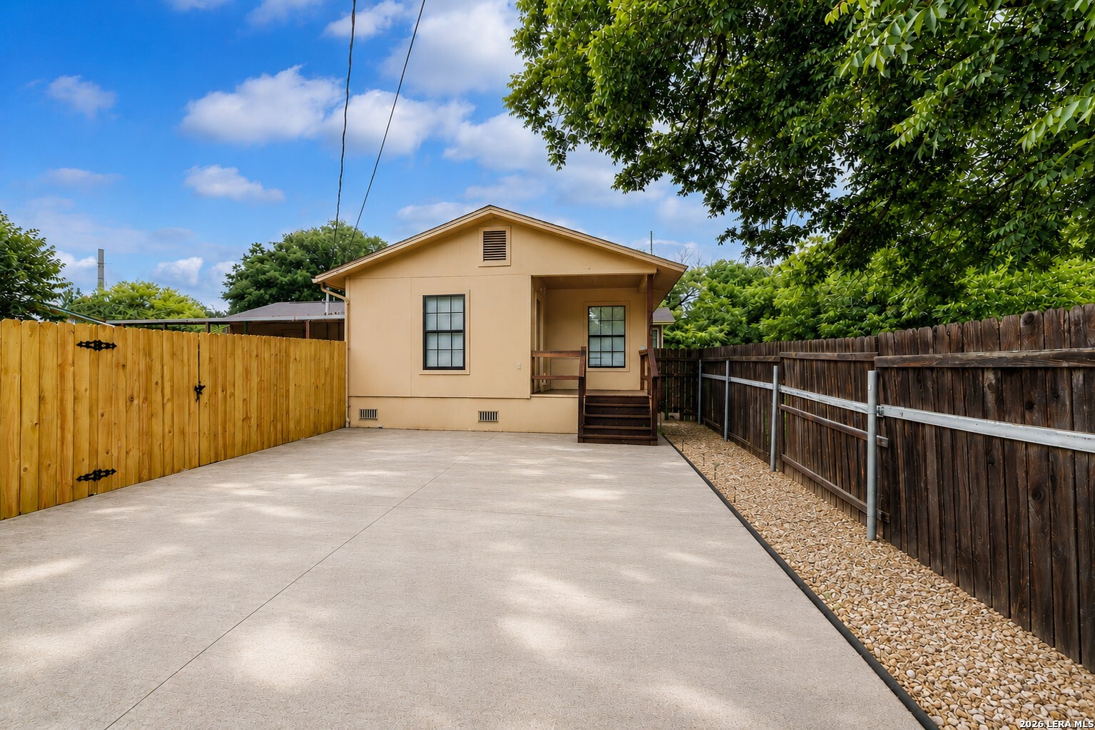 140 Hillcrest Luling TX 78648