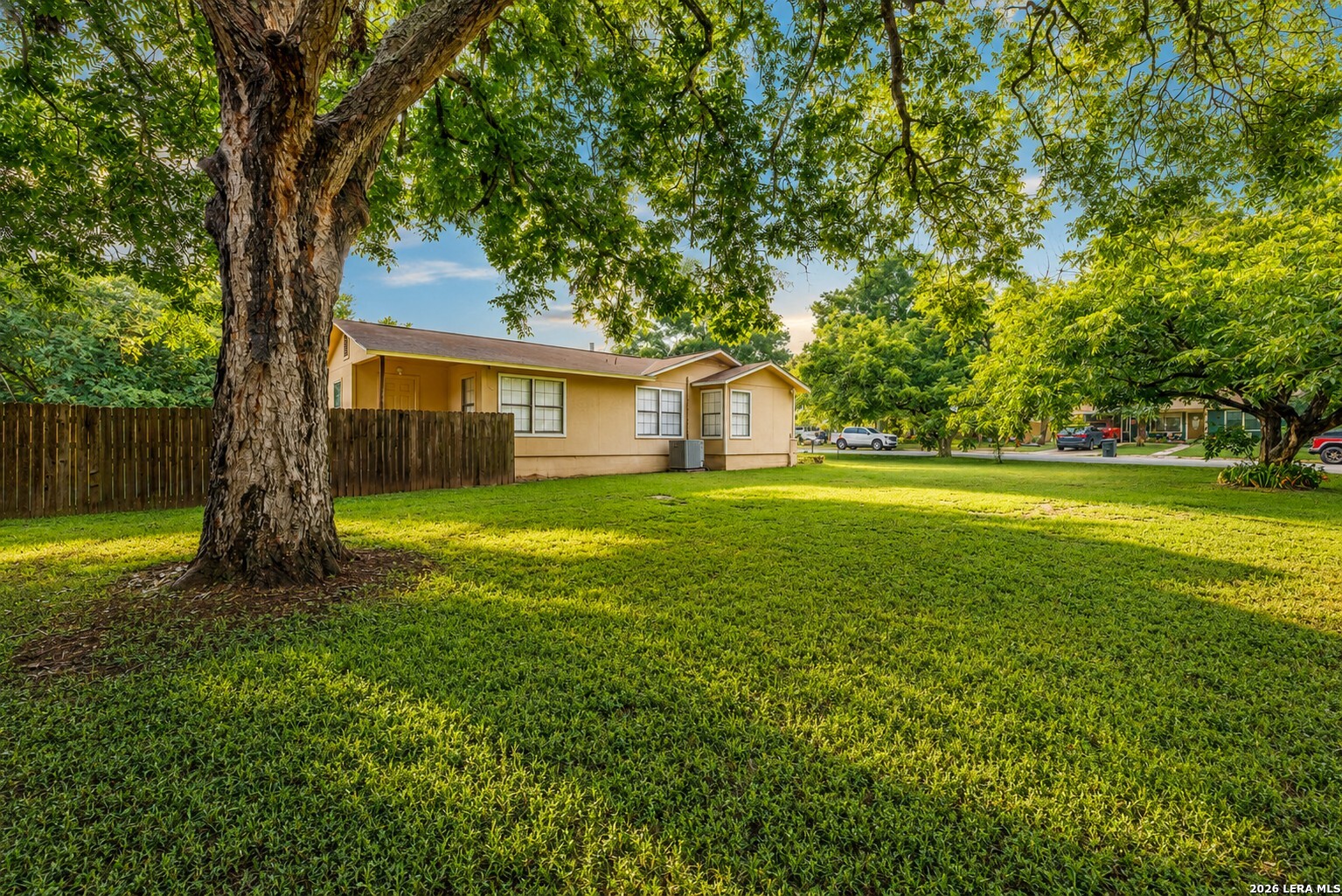 140 Hillcrest Luling TX 78648