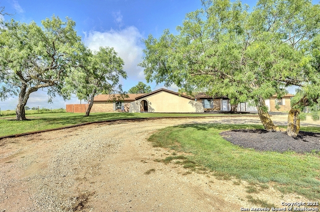 4268 County Road 404 Floresville TX 78114