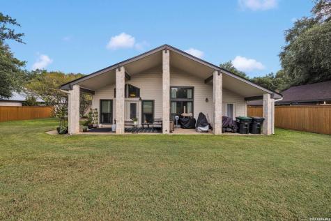 105 Village Path Castroville TX 78009