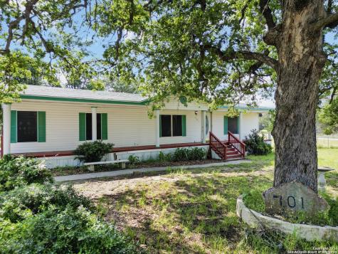 701 Live Oak Drive Adkins TX 78101
