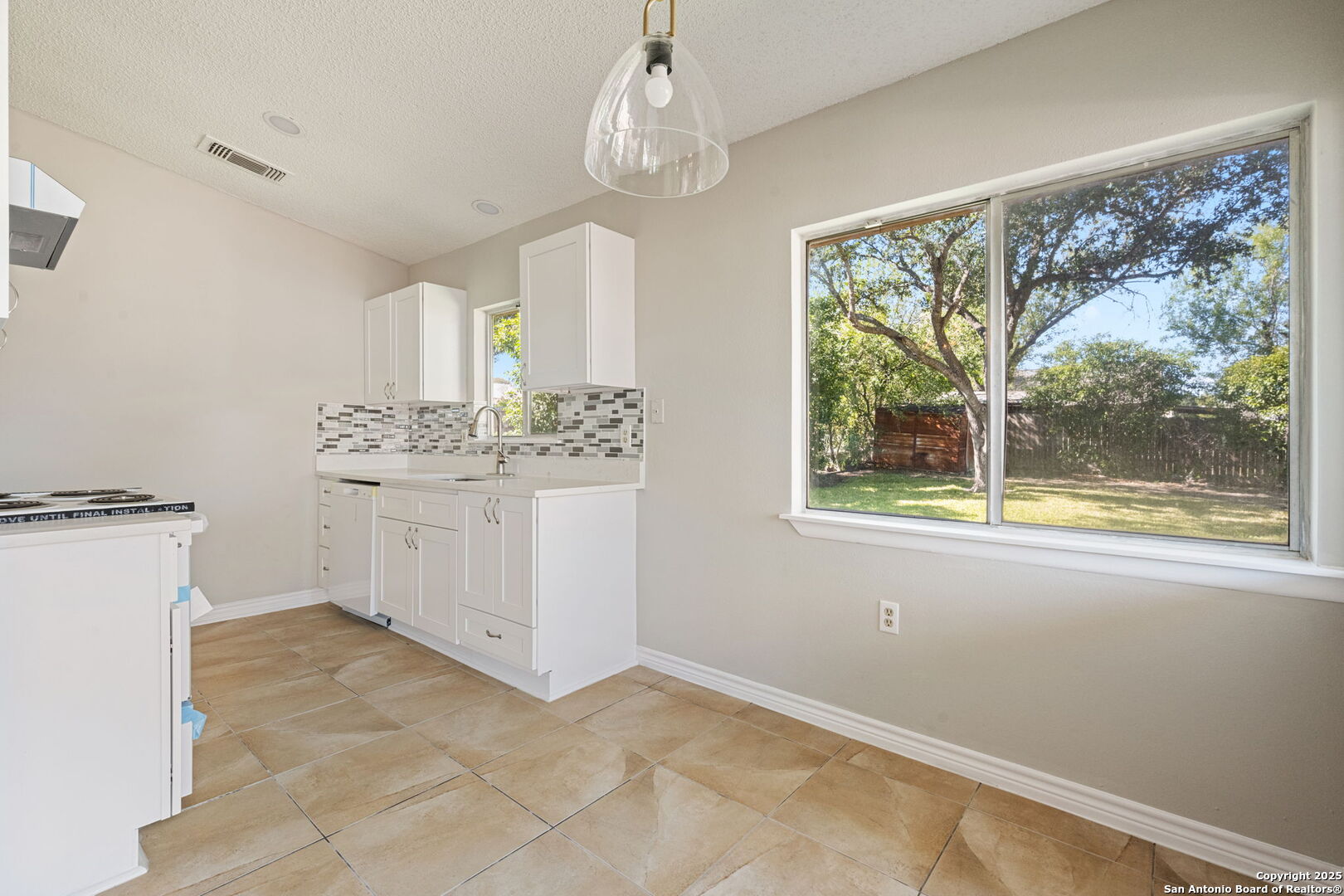 8423 Clear Meadows Converse TX 78109