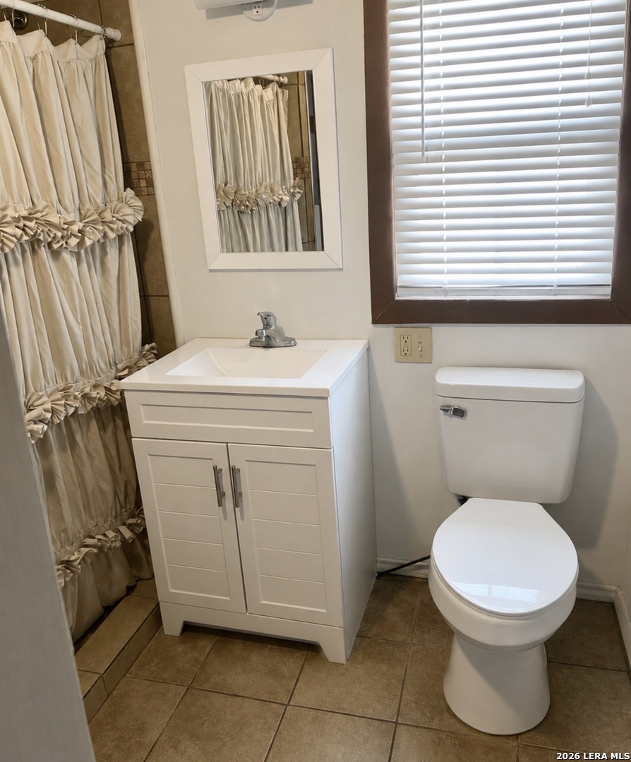 504 E Hondo Devine TX 78016
