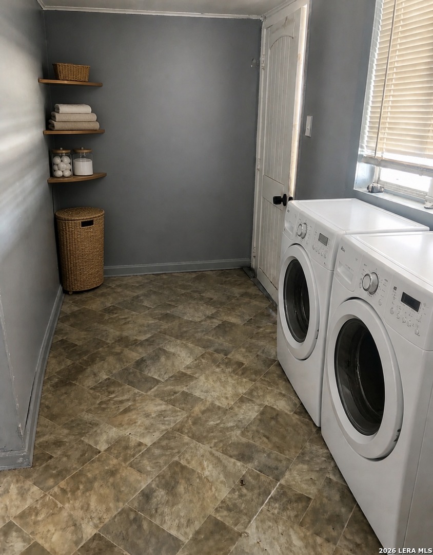 504 E Hondo Devine TX 78016