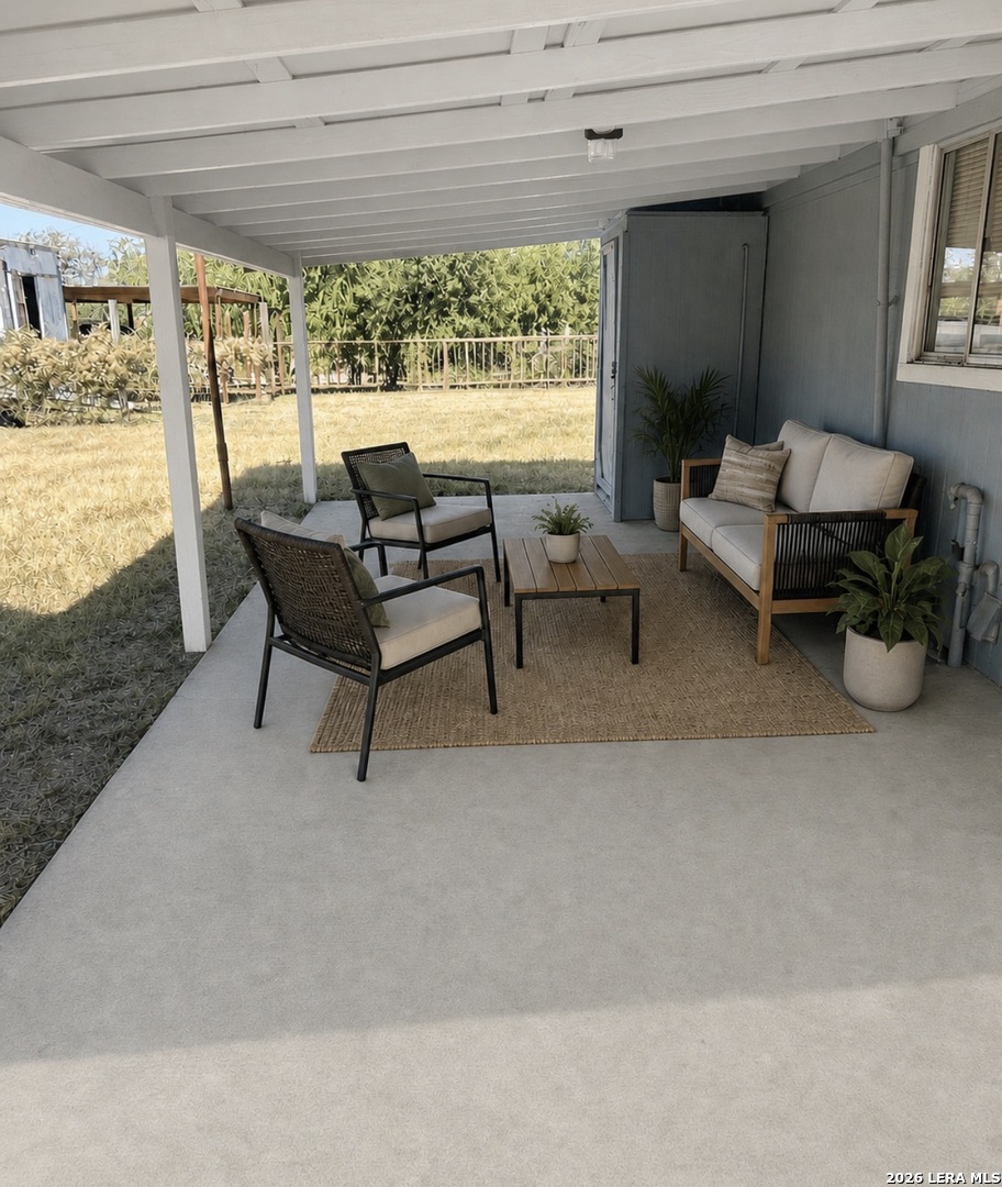 504 E Hondo Devine TX 78016