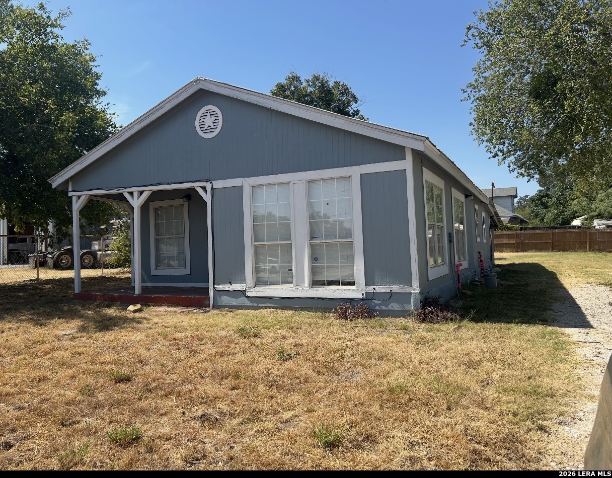 504 E Hondo Devine TX 78016