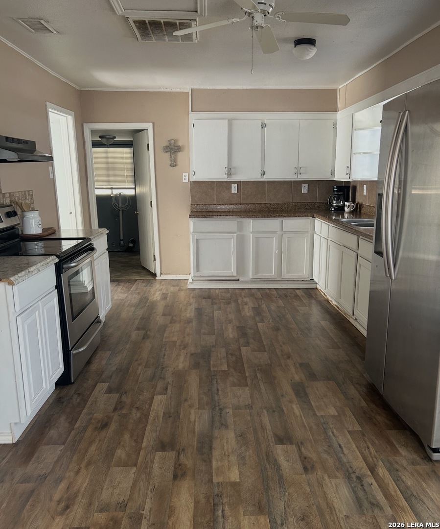 504 E Hondo Devine TX 78016
