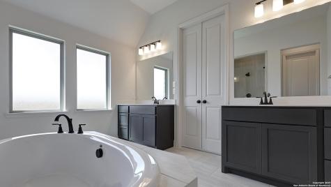354 Lacey Oak Castroville TX 78009
