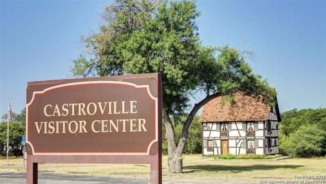 354 Lacey Oak Castroville TX 78009