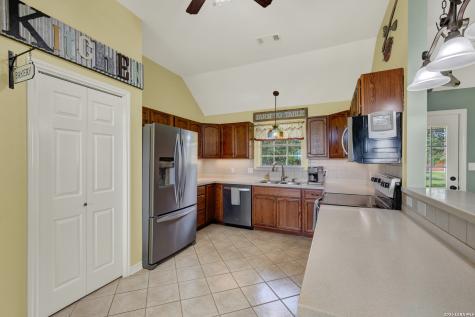 175 Creekwood Drive Gonzales TX 78629