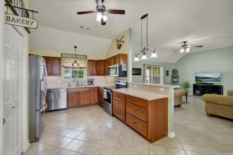 175 Creekwood Drive Gonzales TX 78629