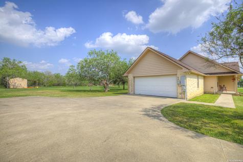 175 Creekwood Drive Gonzales TX 78629