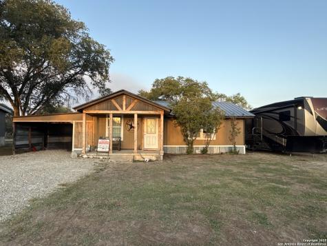 1503 N Hill Street Three Rivers TX 78071