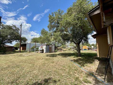 1503 N Hill Street Three Rivers TX 78071