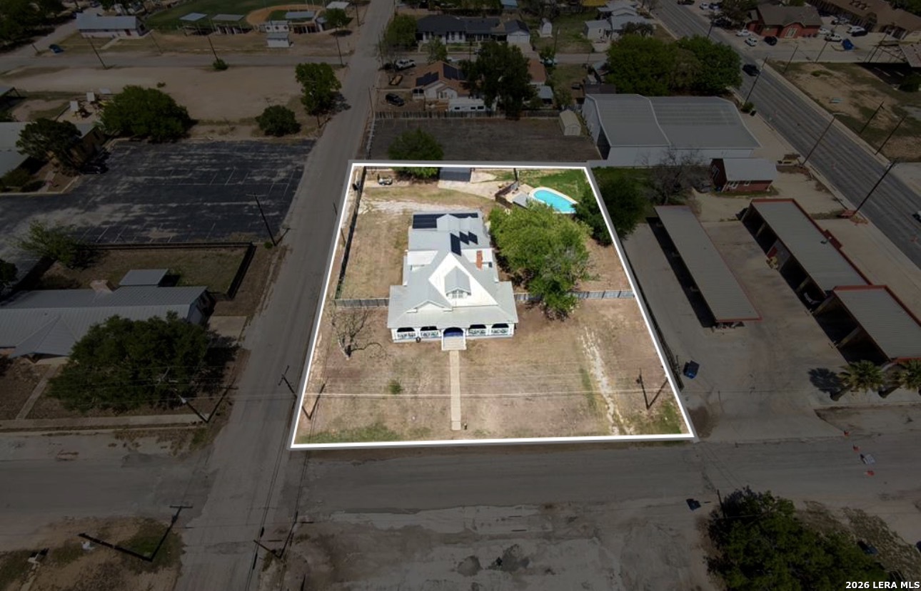 110 W Benton Avenue Devine TX 78016