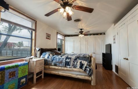 110 W Benton Avenue Devine TX 78016