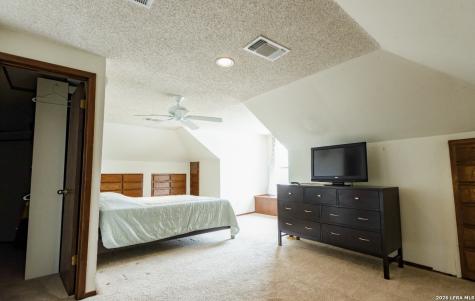 110 W Benton Avenue Devine TX 78016