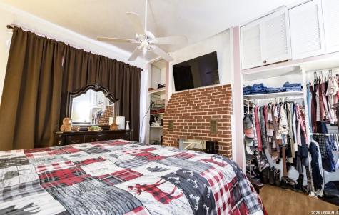 110 W Benton Avenue Devine TX 78016