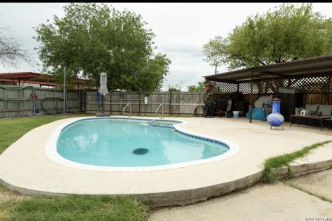 110 W Benton Avenue Devine TX 78016