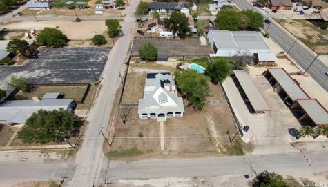 110 W Benton Avenue Devine TX 78016