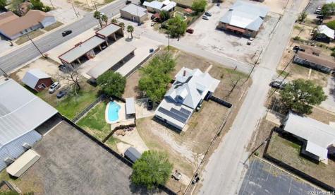 110 W Benton Avenue Devine TX 78016