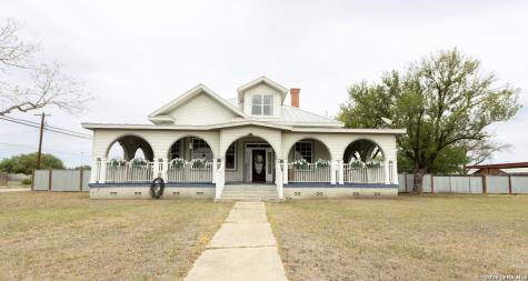 110 W Benton Avenue Devine TX 78016