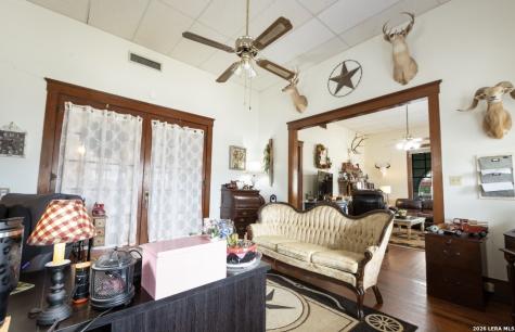 110 W Benton Avenue Devine TX 78016