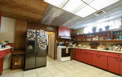 110 W Benton Avenue Devine TX 78016