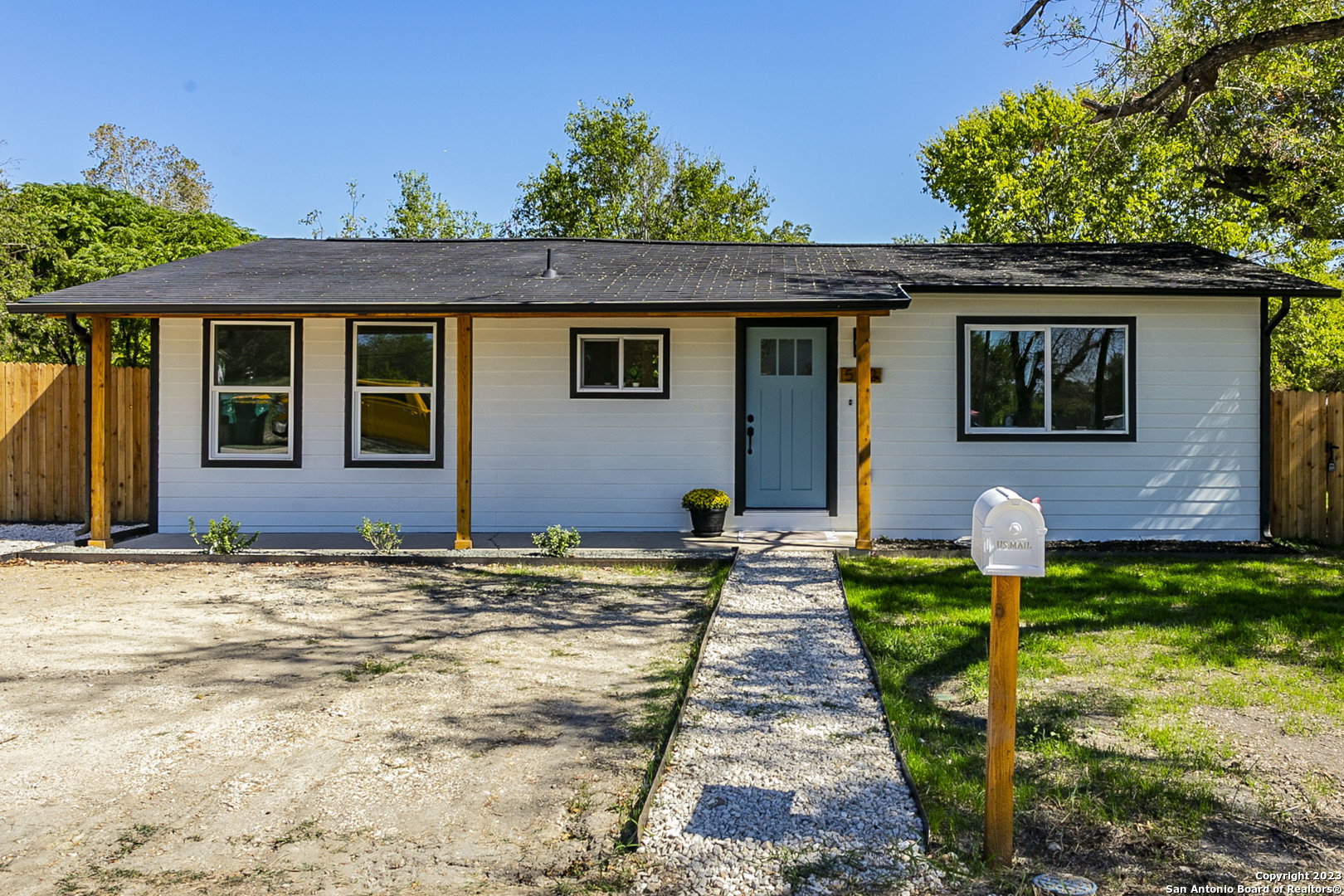 502 Hilltop Avenue Converse TX 78109