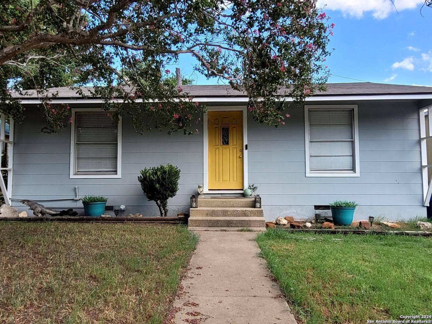 1104 E Street Floresville TX 78114