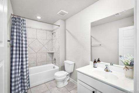 1117 Amber Lake Seguin TX 78155